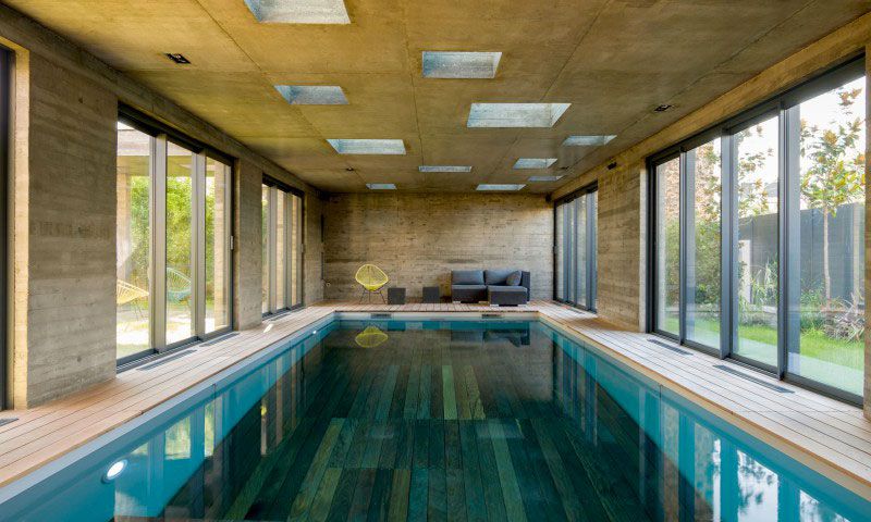 Actualité  une extension moderniste, mi-piscine, mi-salle de réception