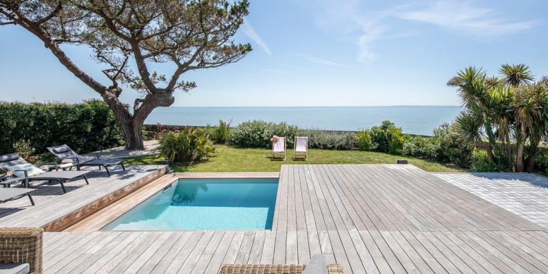 Piscine avec terrasse mobile