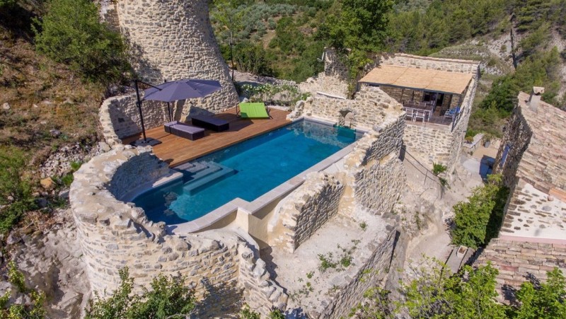 Les tendances de piscine / l’esprit nature : Piscine naturelle vue de haut / Photo Sarah Chambon . ACCS Architectures