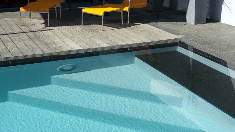 Gris clair / Ici, le temps s’arrête : Construire une piscine originale