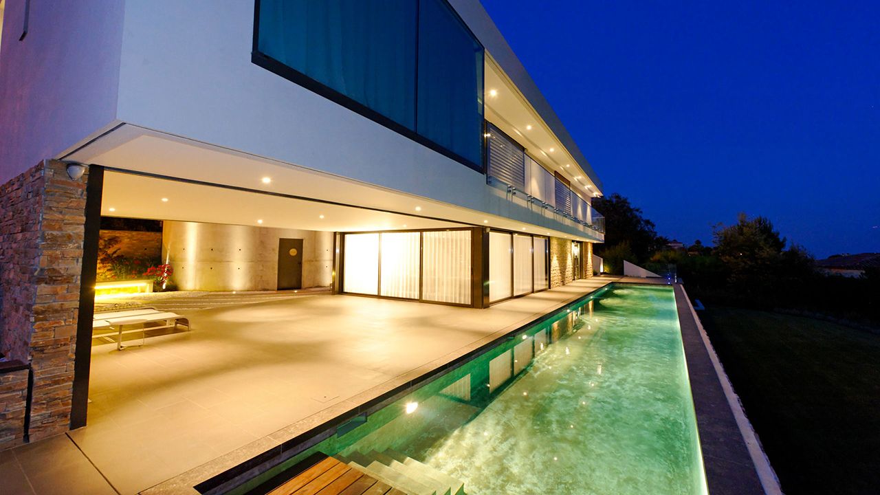 l’esprit design couloir nage maison contemporaine Les tendances de piscine 
