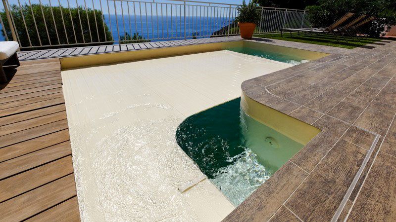 Sable / Suspendue au dessus de la mer : Petite piscine avec vue mer