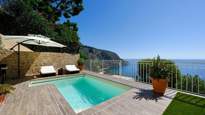 Sable / Suspendue au dessus de la mer : Petite piscine avec vue sur mer