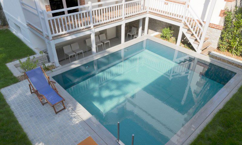 Piscine à fond mobile Gris anthracite  Sous les pavés la plage