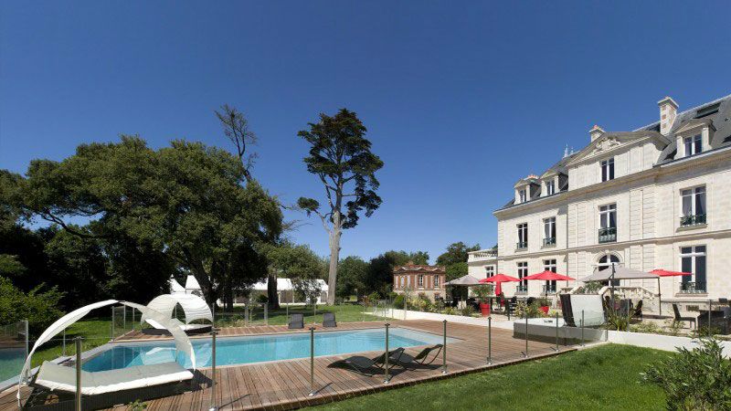 Archives / Château de la Gressière (Hôtel 3*) : Installation Piscine à débordement pour un hôtel