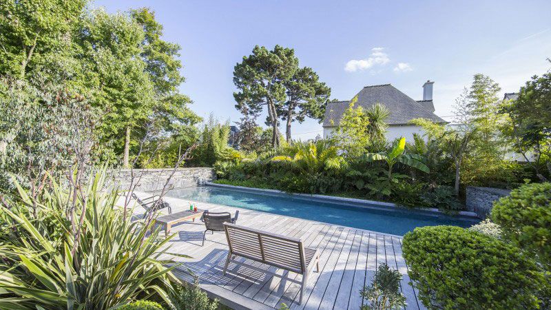Ambiance tropicale piscine avec escalier en largueur Piscine paysagée Gris anthracite 