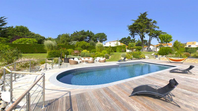 Gris anthracite / Ambiance zen : Piscine avec escalier sur le côté