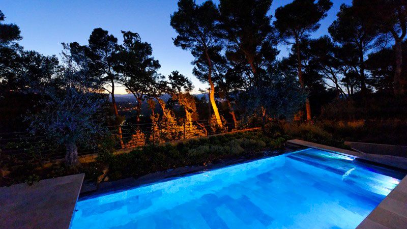 Archives / Piscine et jardins en cascade : Piscine avec margelle en pierre