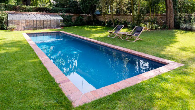 Gris anthracite / Un couloir de briques : Piscine avec margelles en brique