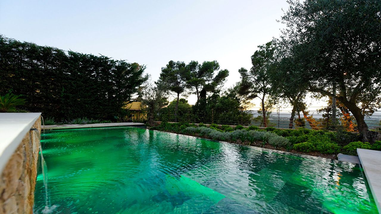 Piscine et jardins en cascade piscine avec margelles en pierre de bourgogne Archives 