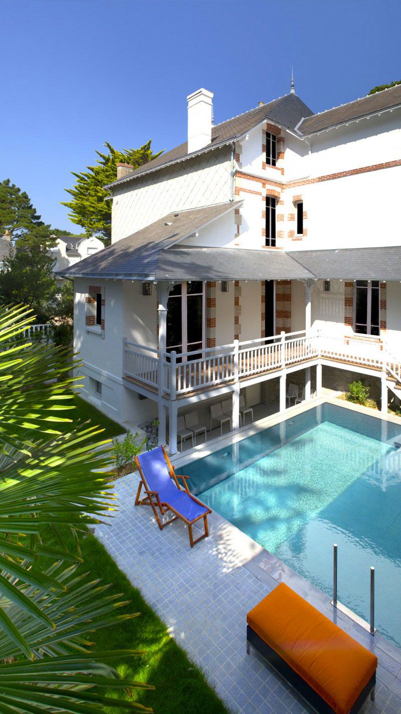 Piscine avec terrasse en pavés