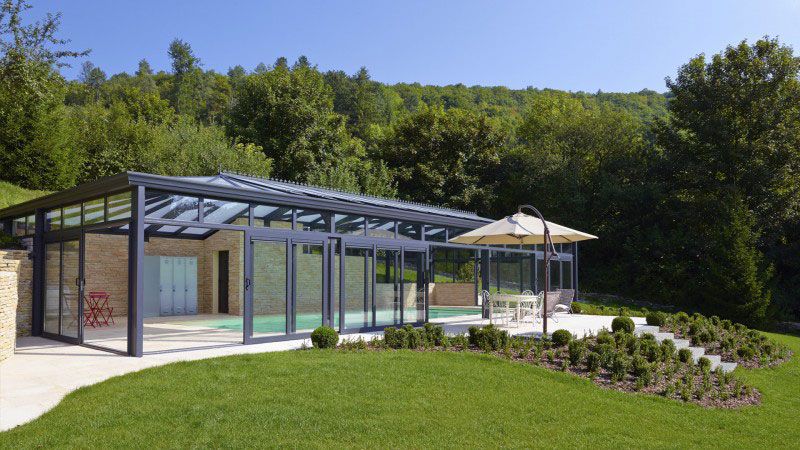 Sable / Serre pour la piscine : Piscine avec terrasse en pierre reconstituée