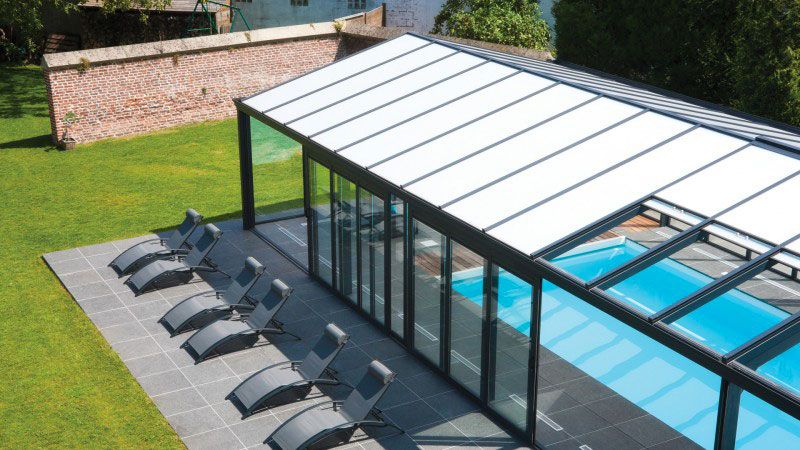 De briques et de verre piscine avec veranda ouvrable Abri de piscine Véranda Blanc 