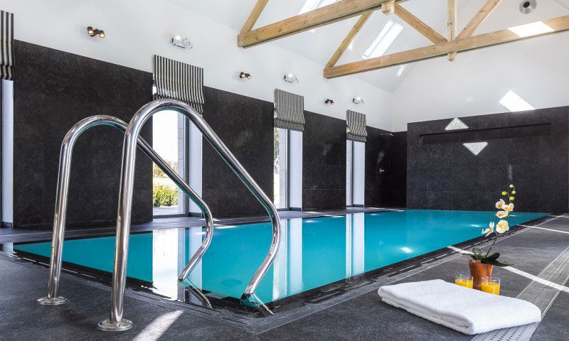 Piscine miroir minéral Blanc  Clos de Troménec (Chambres d’hôtes)