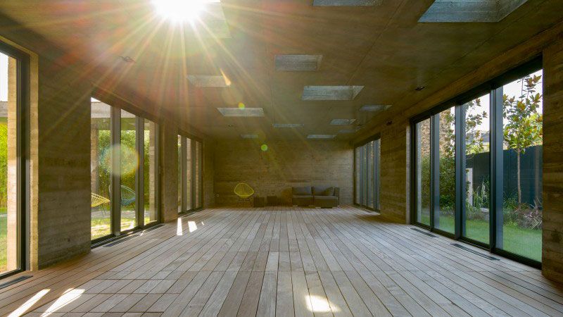 Actualité / une extension moderniste, mi-piscine, mi-salle de réception : Piscine couverte avec fond mobile