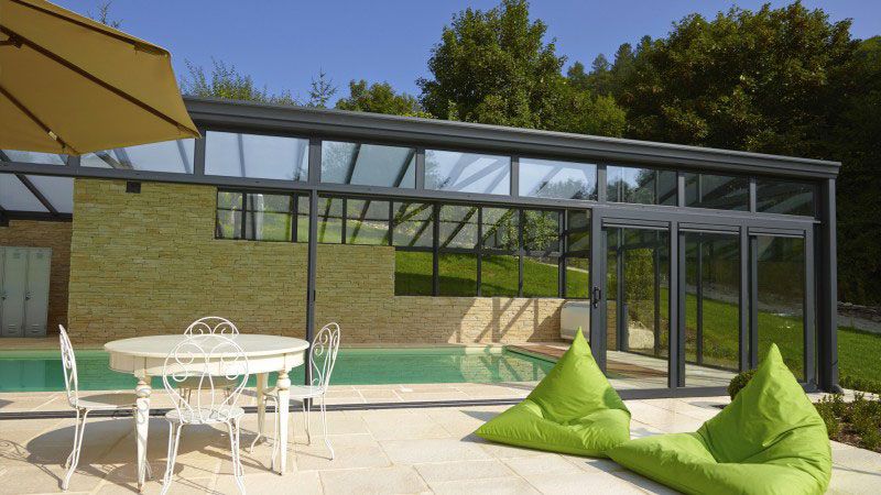 Sable / Serre pour la piscine : Piscine couverte avec revêtement sable