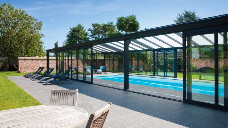 De briques et de verre piscine couverte revetement blanc Abri de piscine Véranda Blanc 