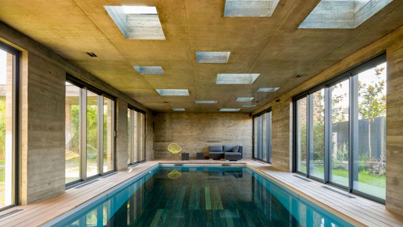 Actualité / une extension moderniste, mi-piscine, mi-salle de réception : SKP Architecture . Photo Philippe Leroy