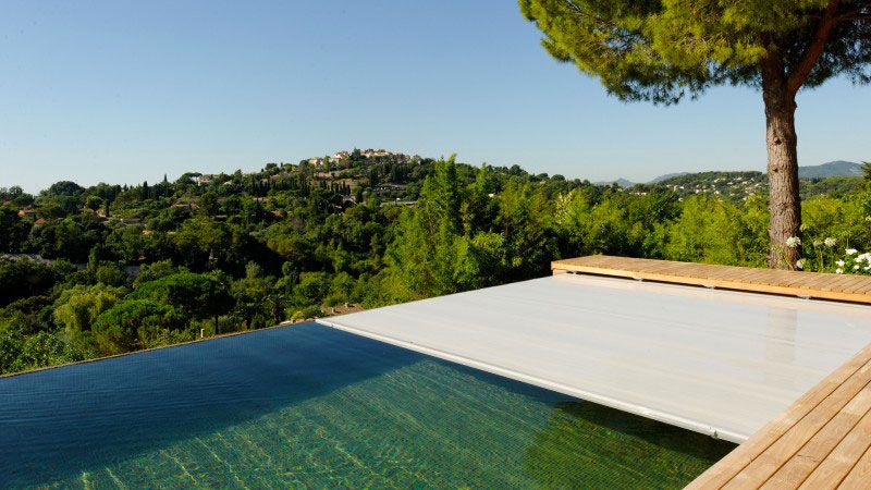 Archives / Langue d’eau entre ciel et terre : Piscine débordement mosaïque