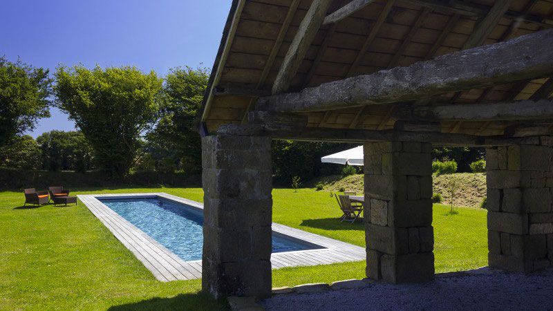 Gris anthracite / Crawler à la campagne : Piscine design maison de campagne