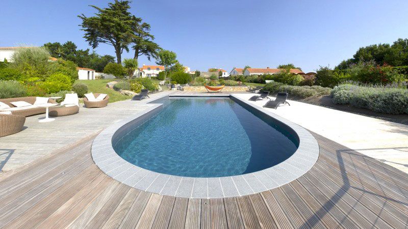 / Pisciniste Arcachon : Piscine escalier sur le côté