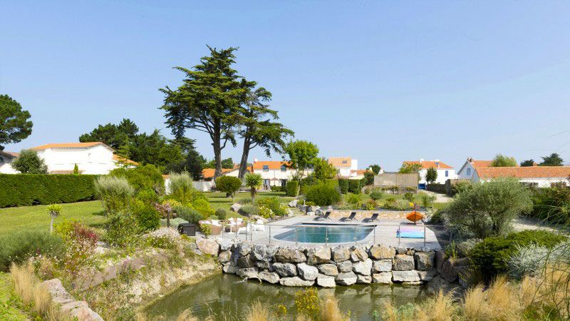 Gris anthracite / Ambiance zen : Piscine extérieure arrondie