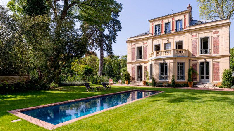 Gris anthracite / Un couloir de briques : Installation piscine familiale dans le jardin