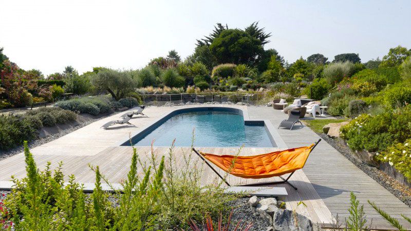 Gris anthracite / Ambiance zen : Piscine forme originale