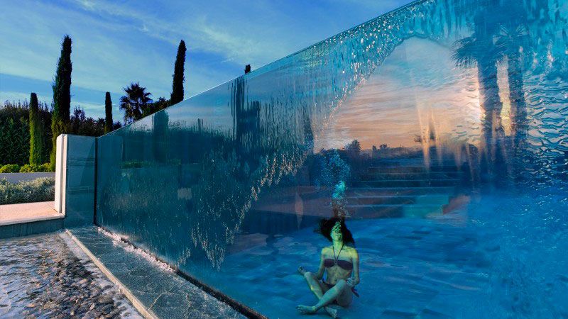 Archives / En toute transparence : Piscine luxe paroi vitrée