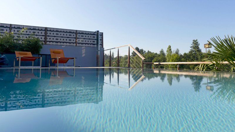 Gris clair / Ici, le temps s’arrête : Pisciniste piscine originale