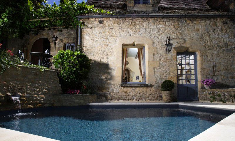 Piscine citadine Gris anthracite  Mariage entre l’eau et la pierre