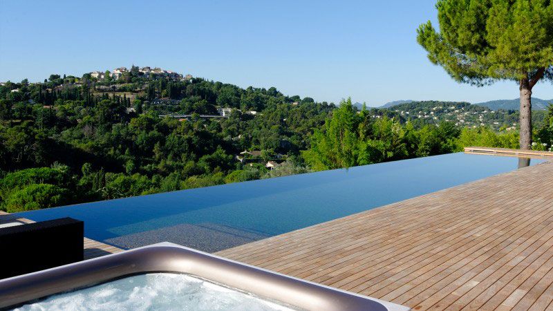 Archives / Langue d’eau entre ciel et terre : Superbe piscine à débordement