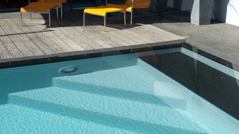 Gris clair / Réinvestir l’endroit : Piscinier pour rénovation piscine