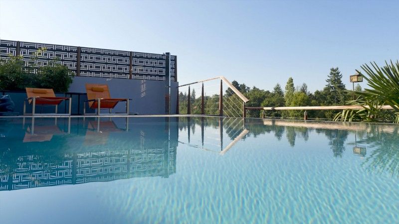 Gris clair / Réinvestir l’endroit : Pisciniste pour rénovation piscine