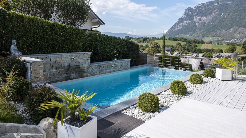 / Gonthier Paysage : construction jolie piscine face aux montagnes