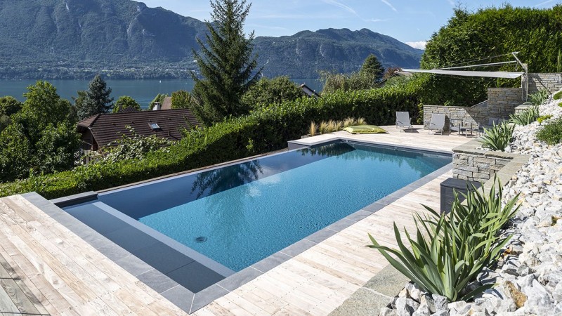 / Pisciniste Chambéry : piscine a debordement avec vue sur un lac gonthier piscines 73