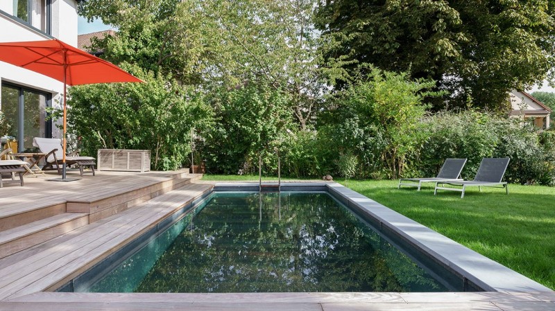 / Pisciniste Paris : piscine exterieure a debordement sur le jardin aqua system solutions 78