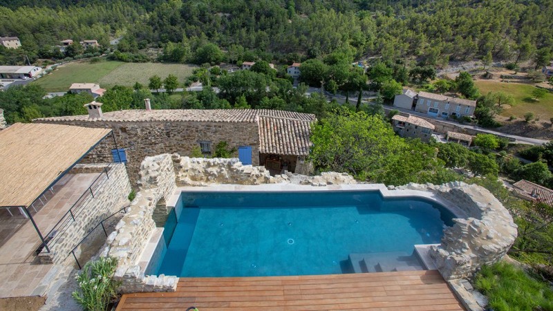 / Pisciniste Vaison la Romaine : piscine exterieure batie dans la pierre boyer jardin piscines 84