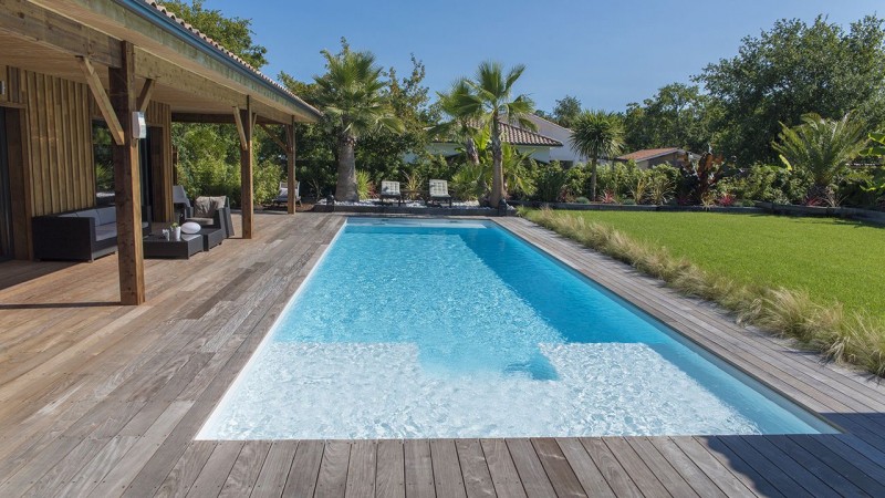 / Pisciniste Arcachon : piscine exterieure pour une maison et terrasse en bois cote piscine 33