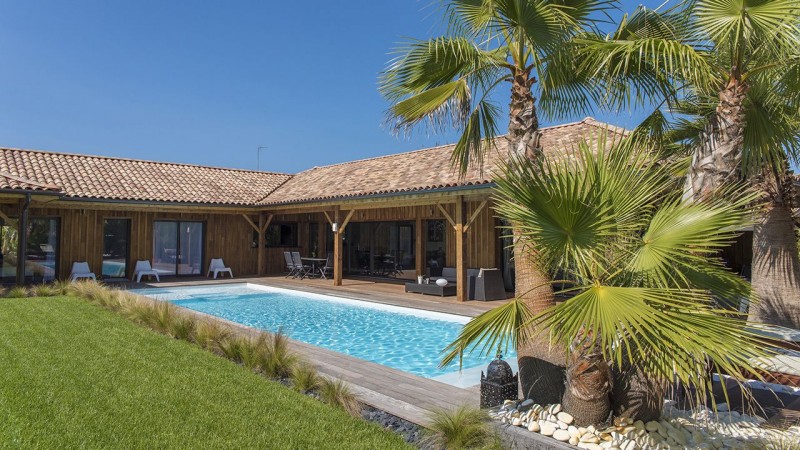 / Pisciniste Arcachon : piscine exterieure pres dune maison en bois cote piscine 33