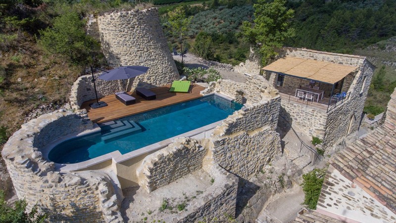 / Pisciniste Vaison la Romaine : piscine insolite atypique sur ruines batisse boyer jardin piscines 84