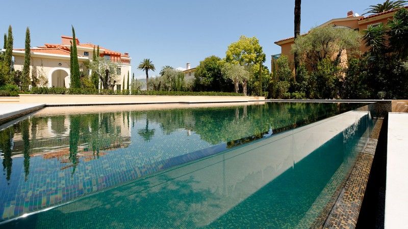 Archives / Design sans concession : Piscine avec façade en verre