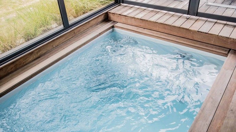 Piscine avec terrasse mobile Gris clair / La cachette secrète : Construire une piscine discrète