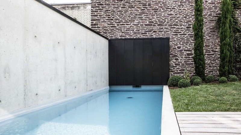 Piscine citadine Gris clair / Une piscine dans la ville : Petite piscine design