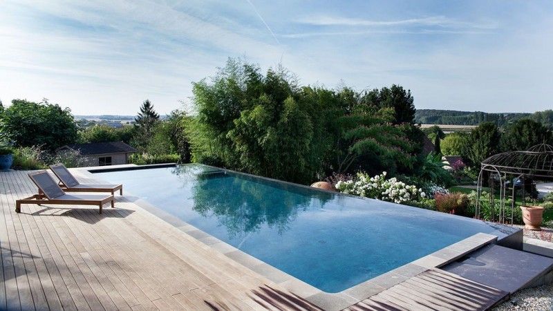 Archives / Baignade en hauteur : piscine a debordement dans un jardin