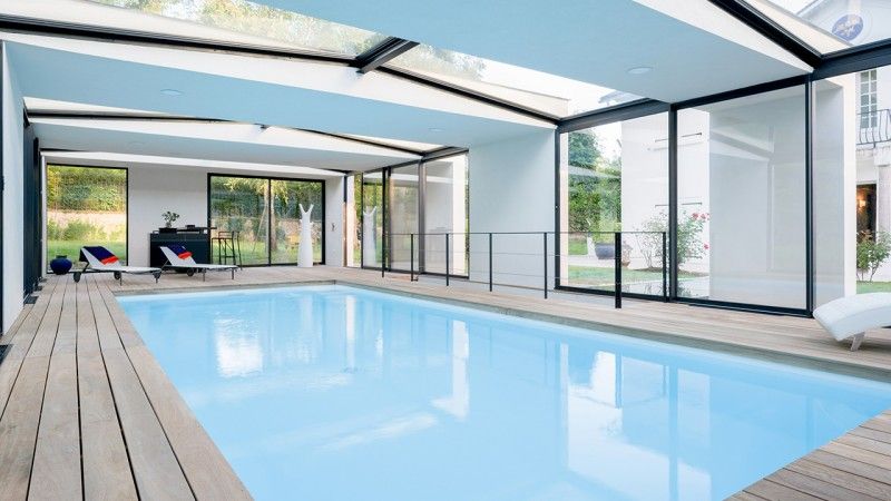 Piscine intérieure Blanc / Piscine intérieure à l’extérieur : piscine a linterieur