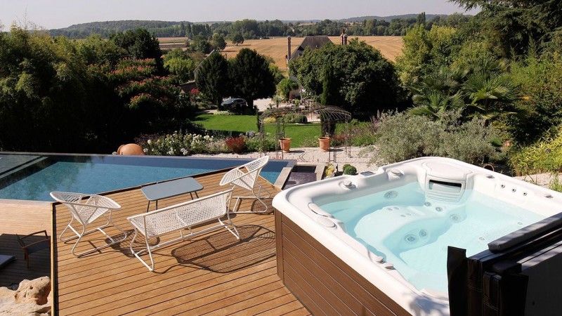 Archives / Baignade en hauteur : piscine avec cascade debordement