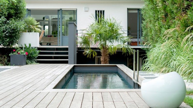 Gris anthracite / Petit espace d’exception : piscine avec couverture terrasse