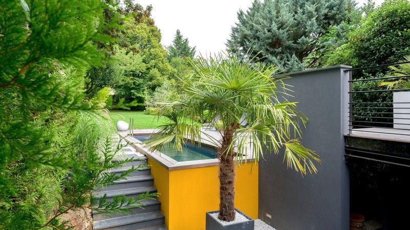 Gris anthracite / Petit espace d’exception : piscine avec petite terrasse amovible