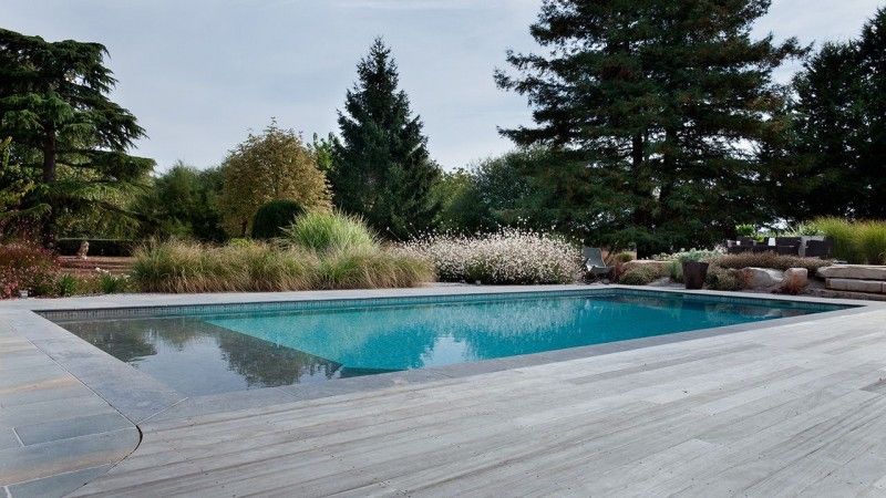 Gris clair / Baignade nocturne : piscine avec revetement mosaique